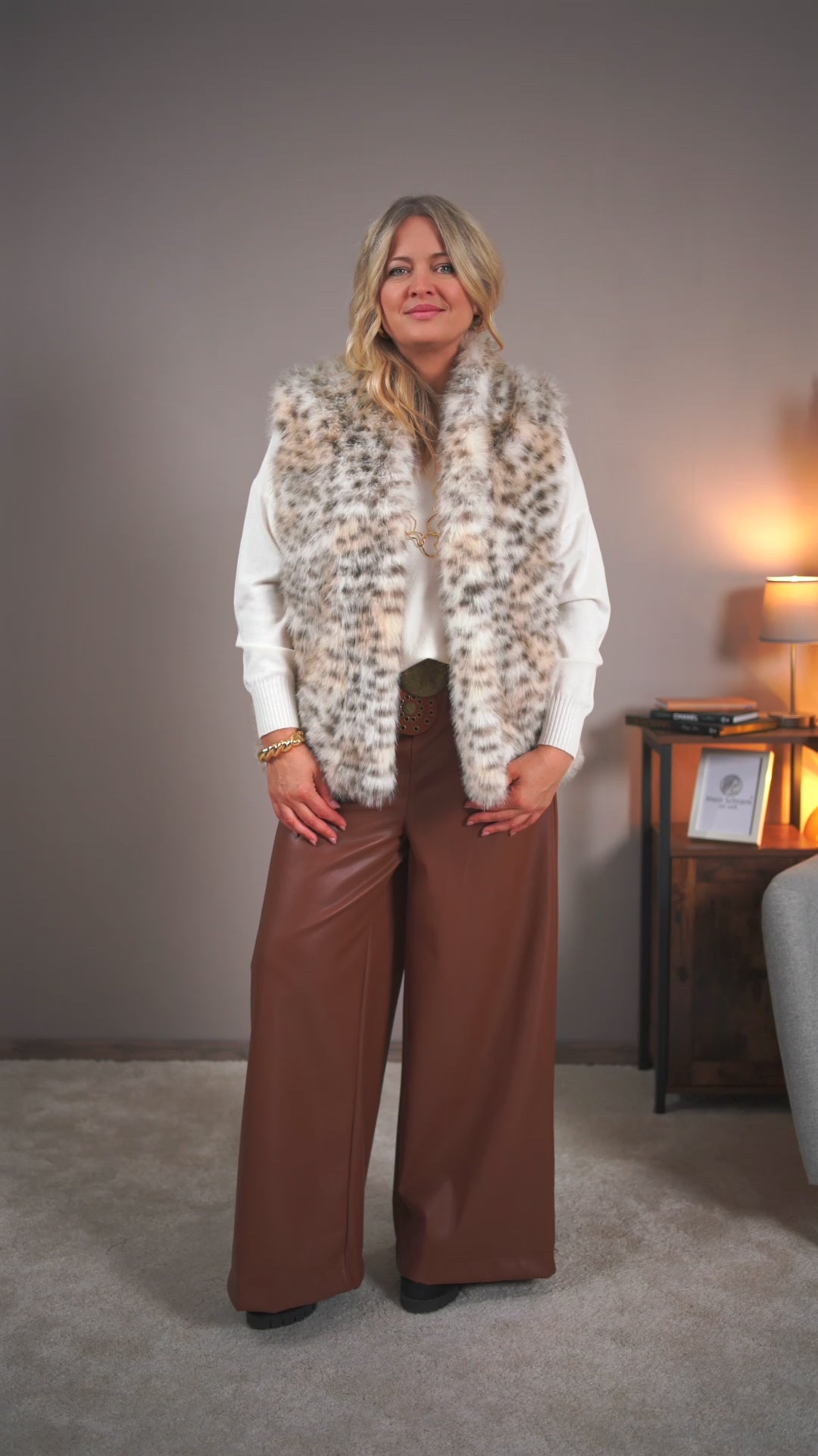 Video laden: Fake-Fur Weste im Animal-Look
