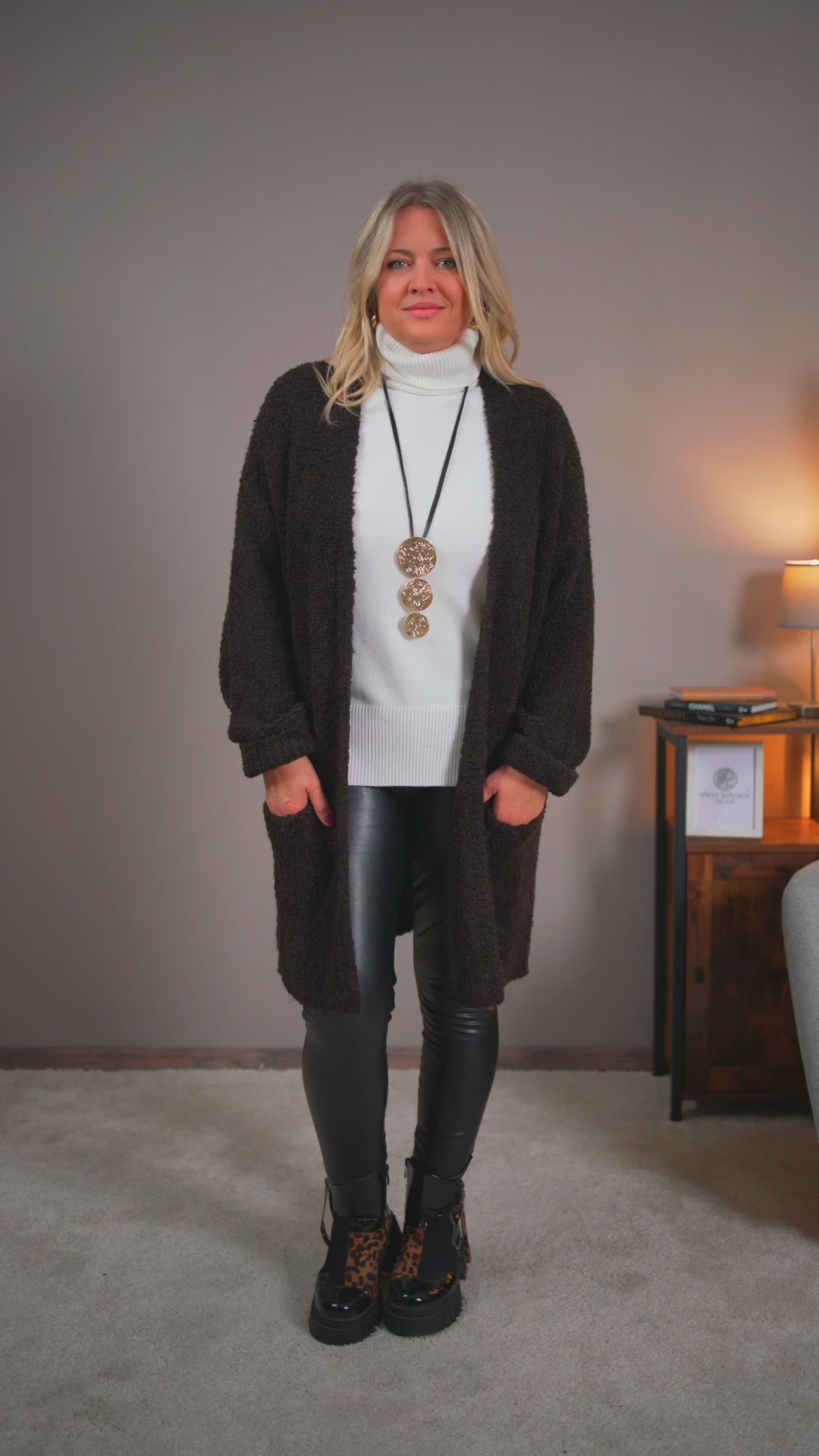Video laden: Bouclé-Cardigan, braun