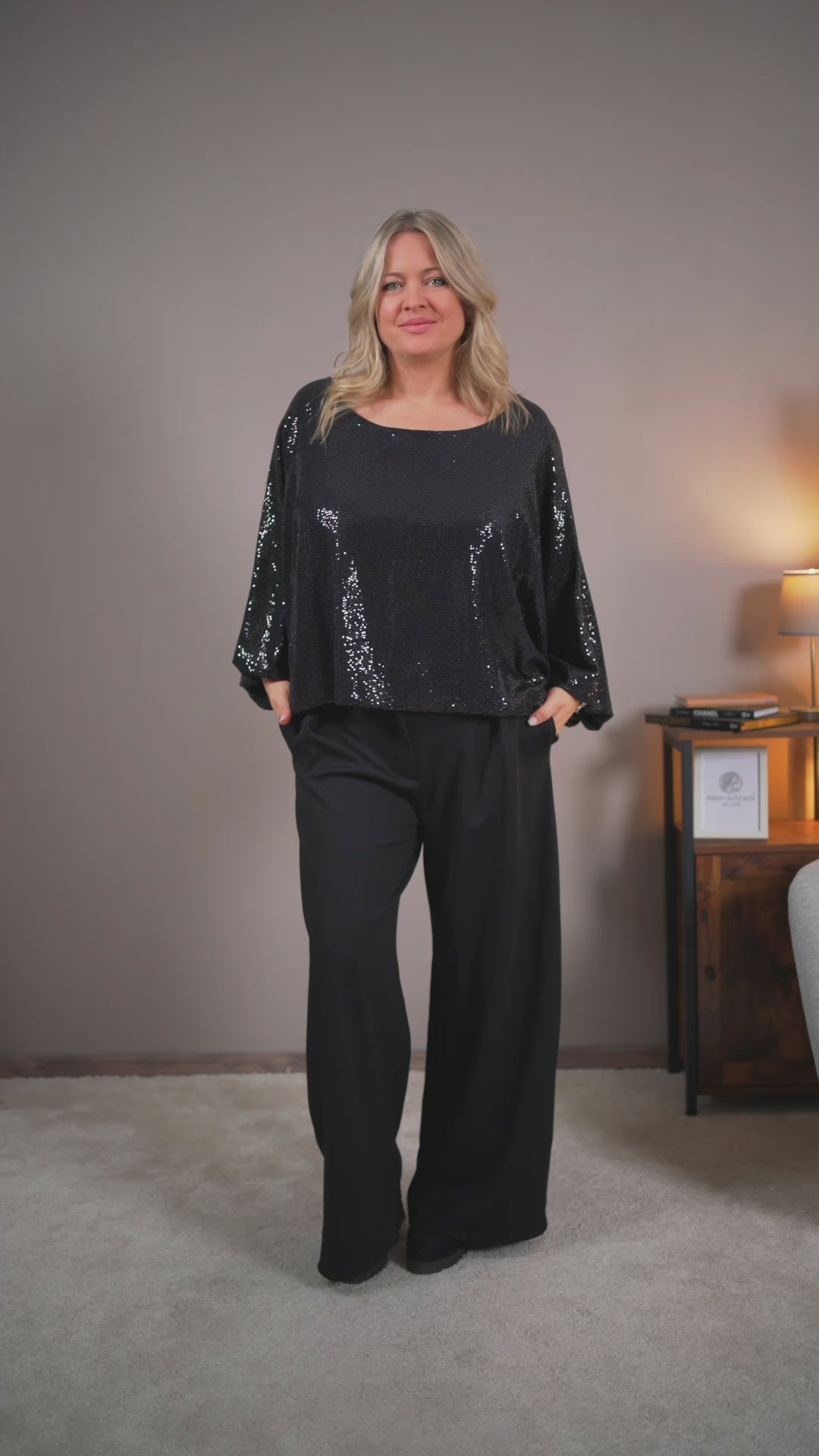 Video laden: Pailletten-Shirt im Ballonschnitt, schwarz