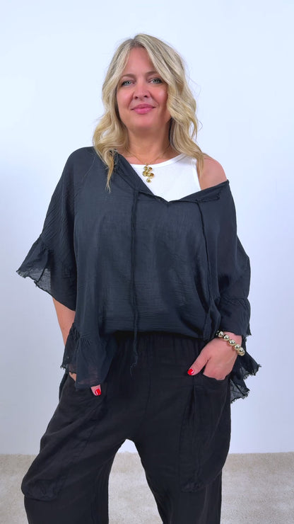 Volant-Bluse mit ausgefransten Saum, schwarz