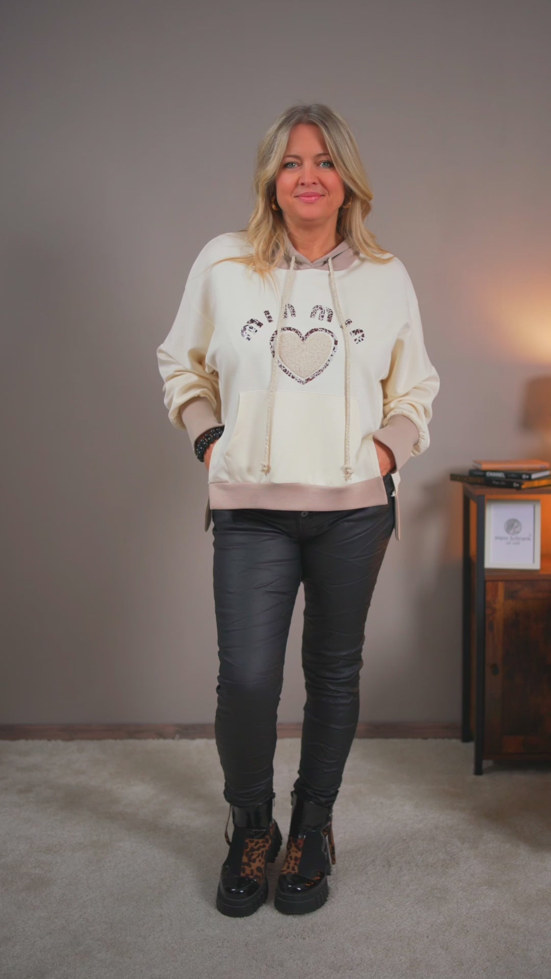 Video laden: Leichter Hoodie mit Herz-Print