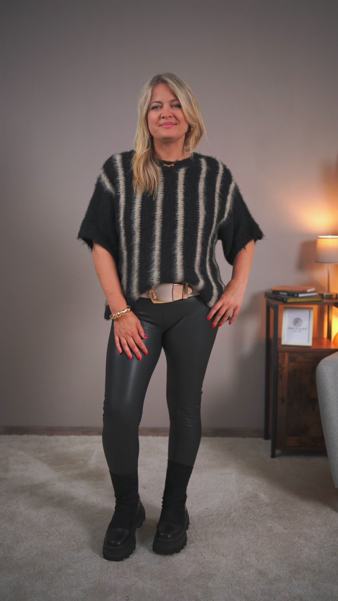 Video laden: Flauschiger Strickpullover, gestreift