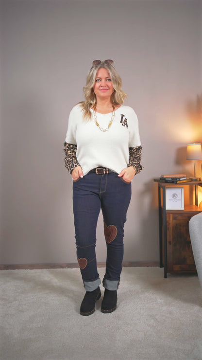 Strickpullover mit Leopardenärmeln und "LA"-Patch