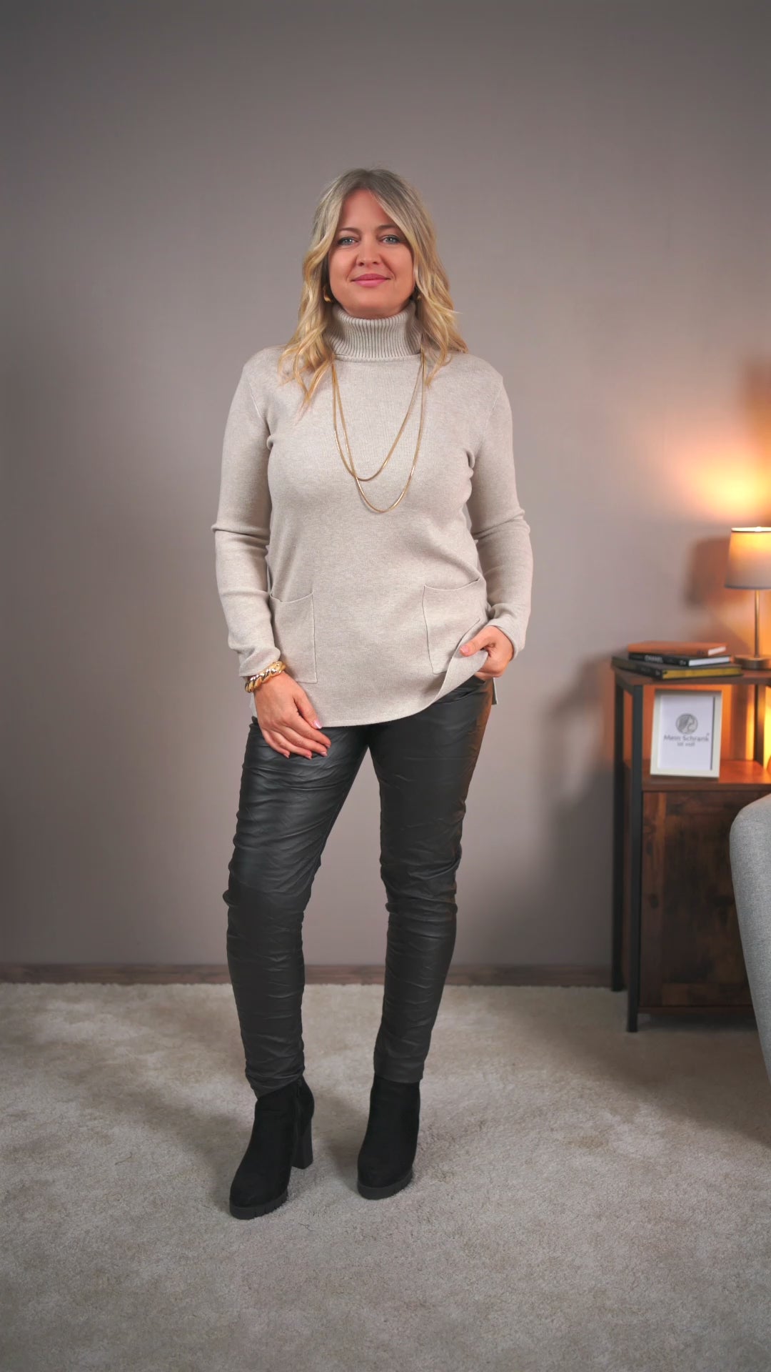 Video laden: Langer Strickpullover mit Rollkragen, beige