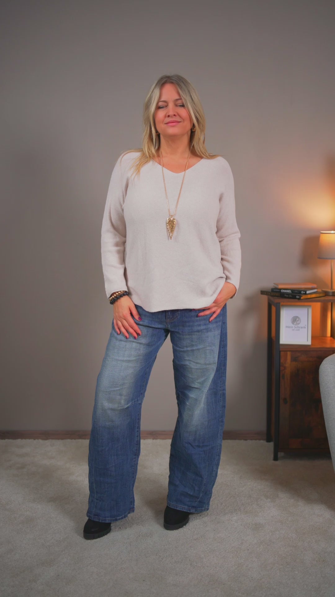 Video laden: Feinstrickpullover mit V-Ausschnitt, hellbeige