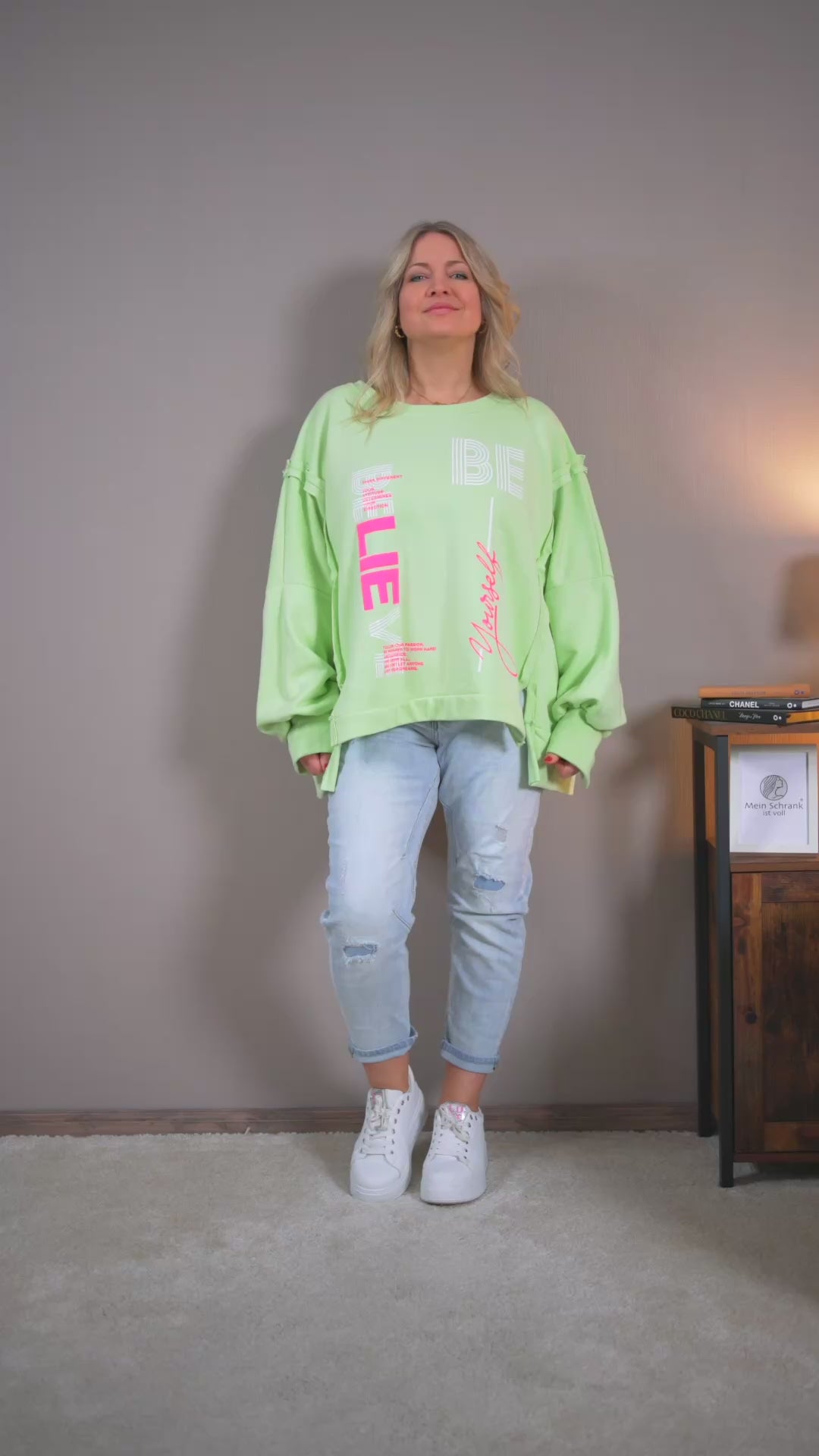 Video laden: Oversize Sweatshirt mit Print, hellgrün