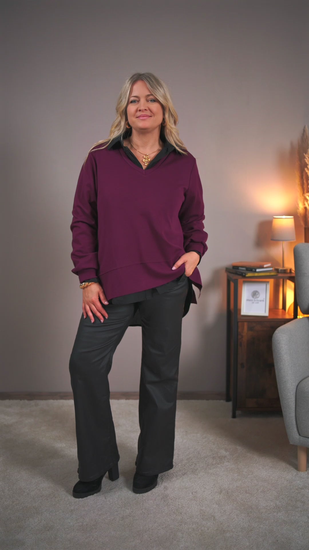 Video laden: Oversize Sweatshirt mit V-Ausschnitt, magenta