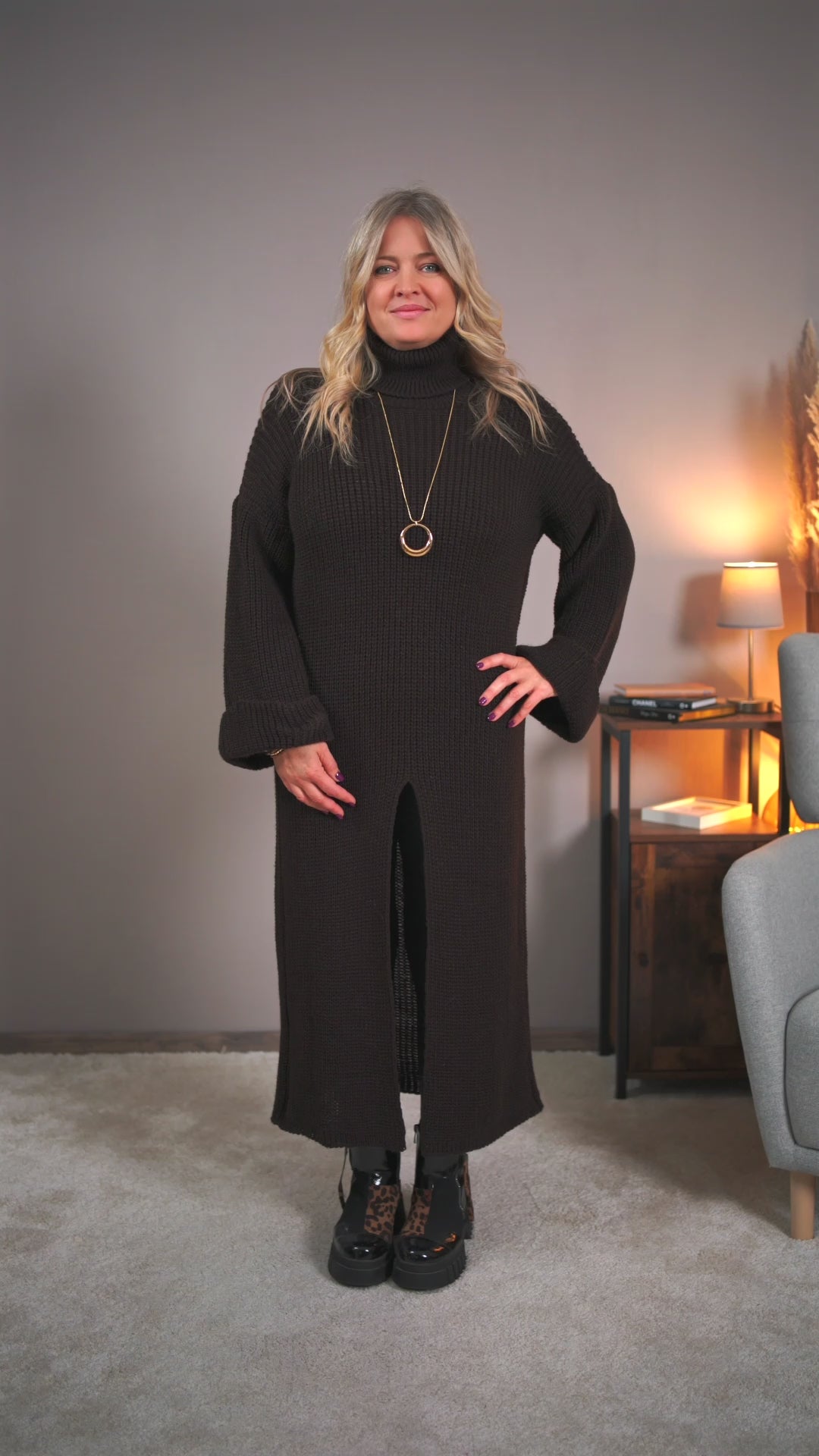 Video laden: Strickkleid mit Schlitz, dunkelbraun