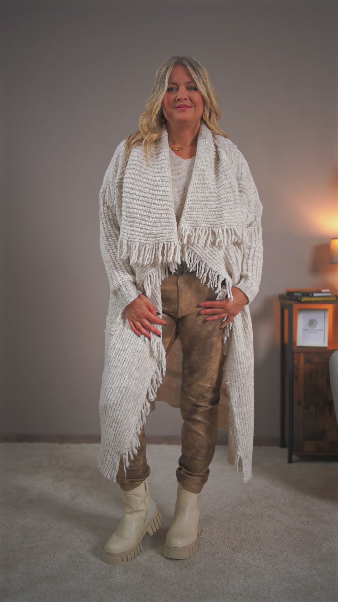 Video laden: Strickmantel, beige