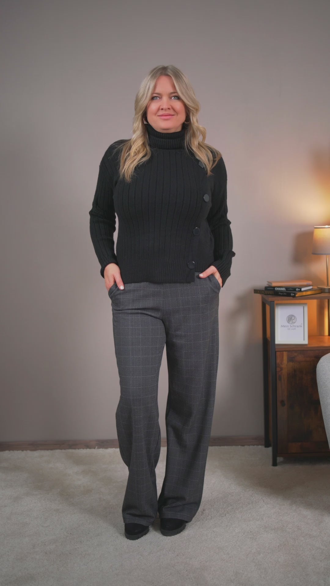 Video laden: Strickpullover mit Knopfleiste, schwarz