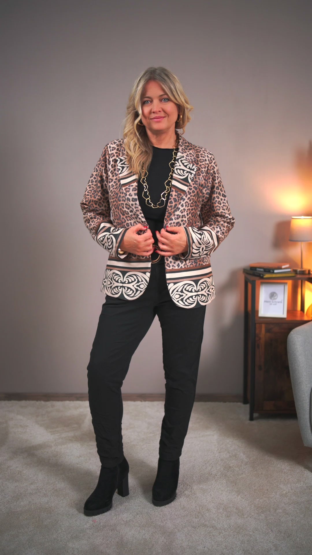 Video laden: Blazer mit Leo-Print