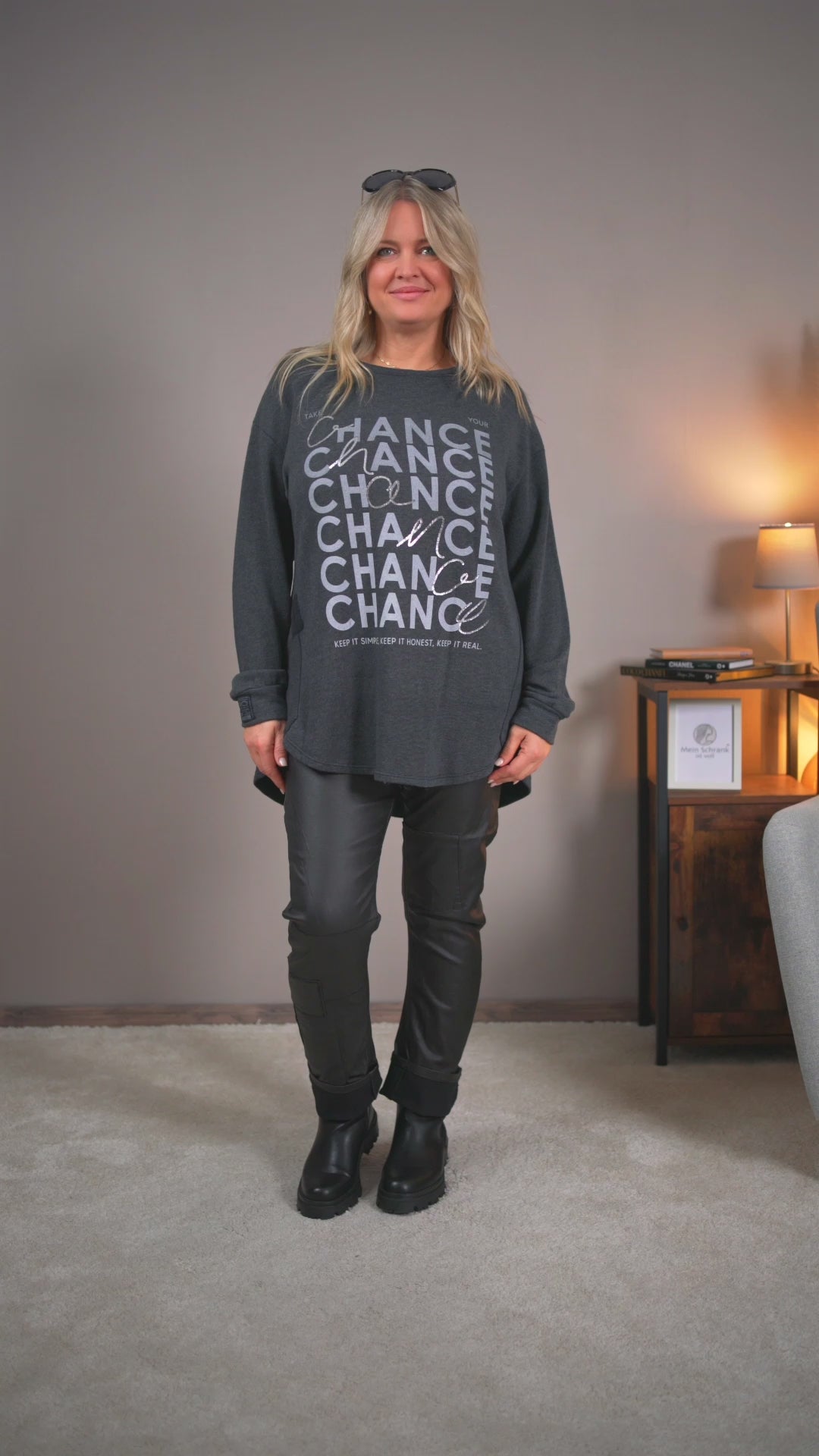 Video laden: Oversize-Sweatshirt mit Statement-print, dunkelgrau