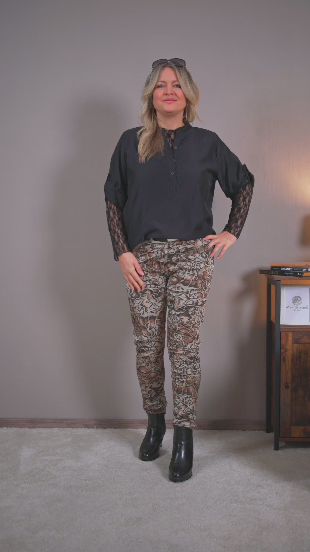 Video laden: Stretchhose mit Leoprint, shiny-effekt beige