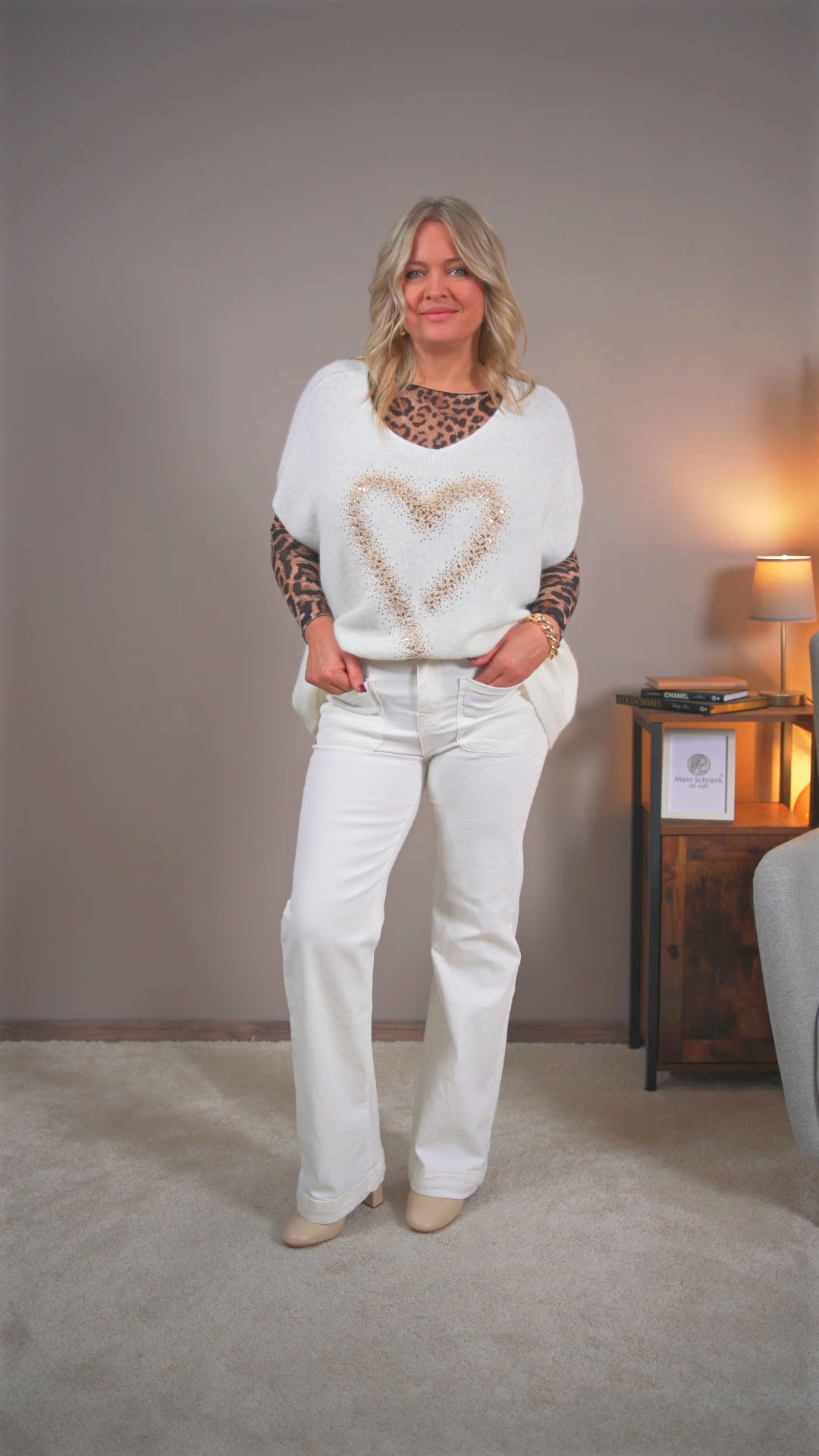 Video laden: Strickpulli mit Herzdetails, cremeweiß