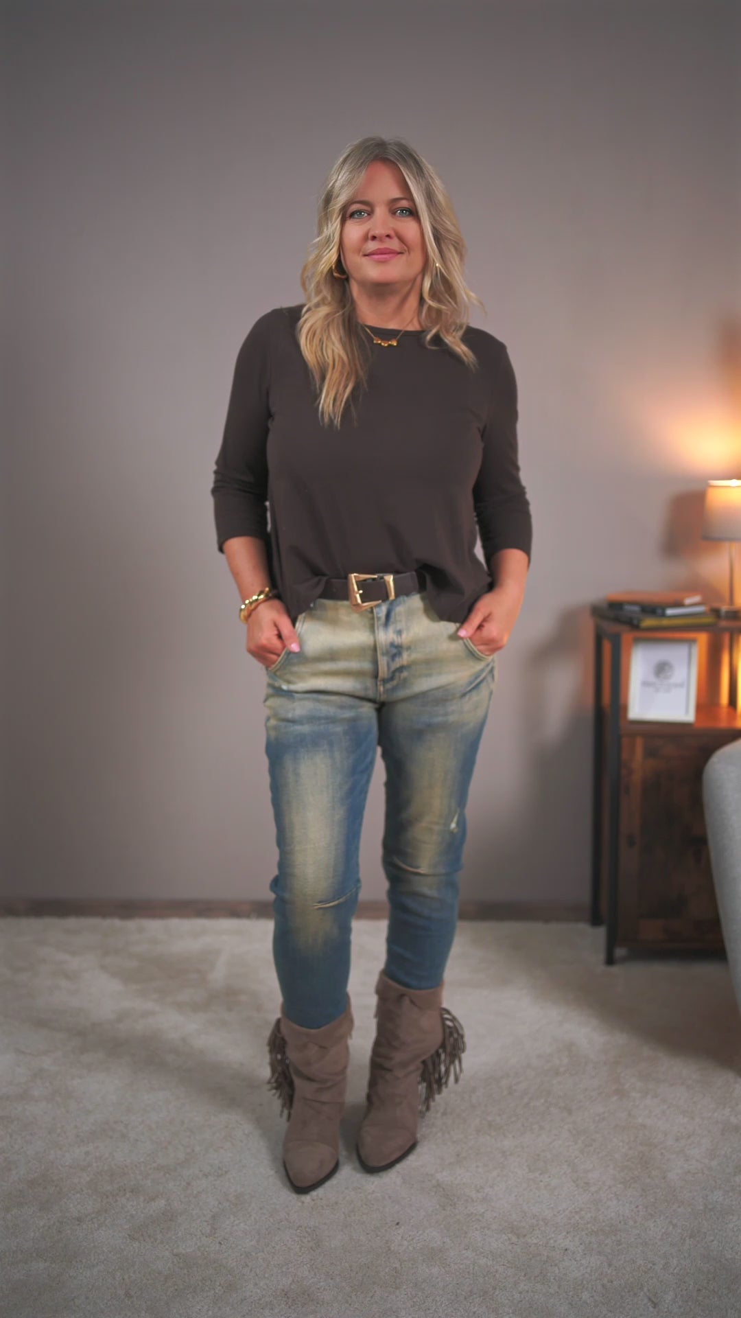Video laden: Jeans im Used-Look, mittelblau
