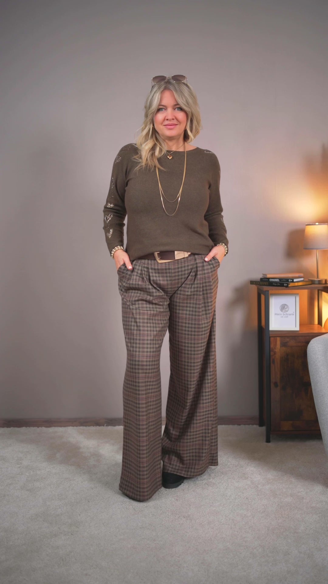 Video laden: Strickpullover mit Glitzerherzen, dunkelbraun