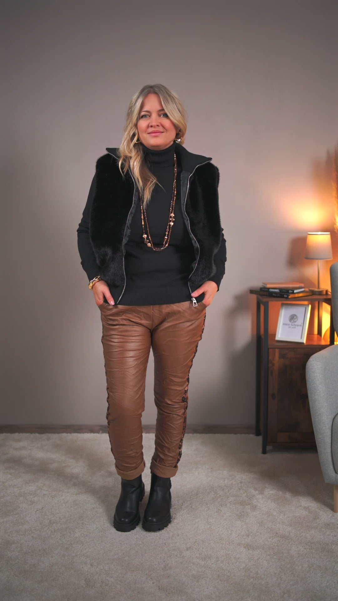 Video laden: Jogpants im Leder-Look mit seitlichen Leo-Zierstreifen, camel