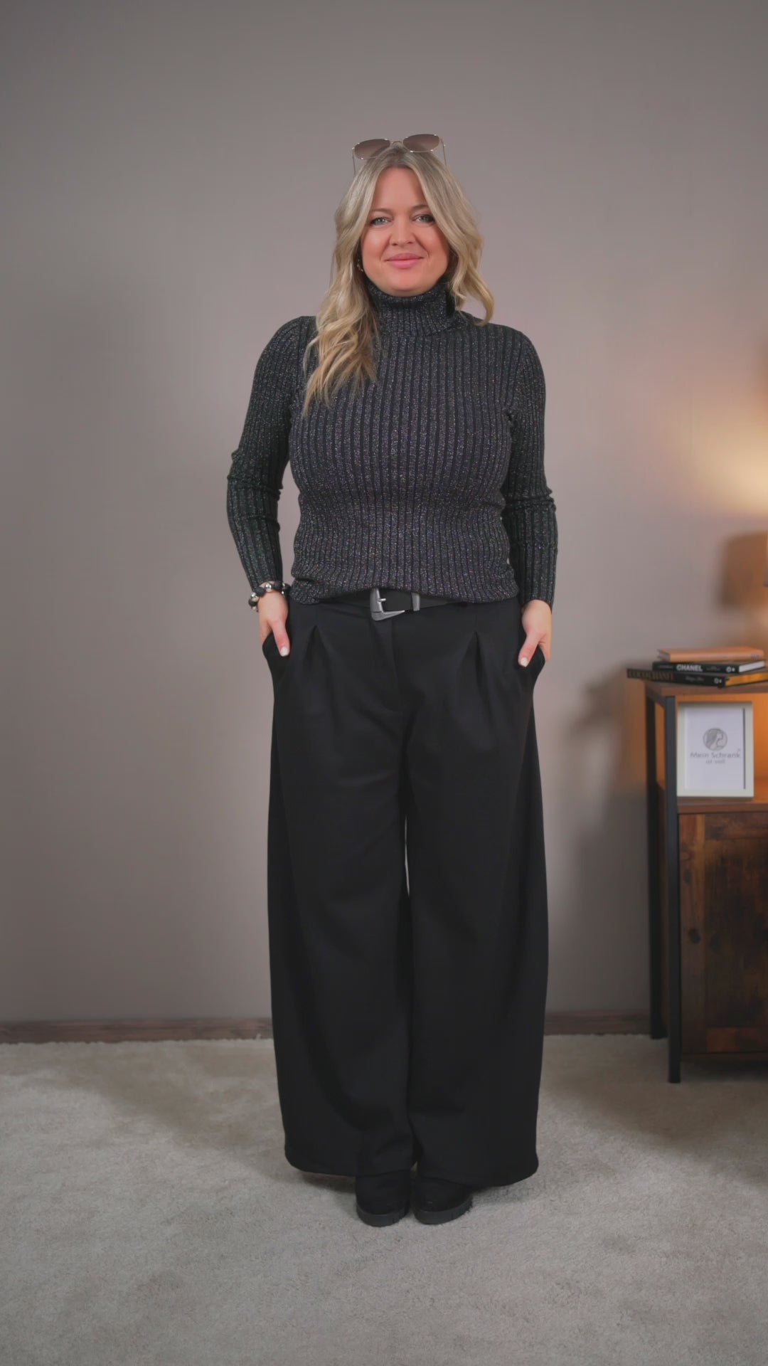 Video laden: Elegante Stretchhose mit Bundfalten, schwarz