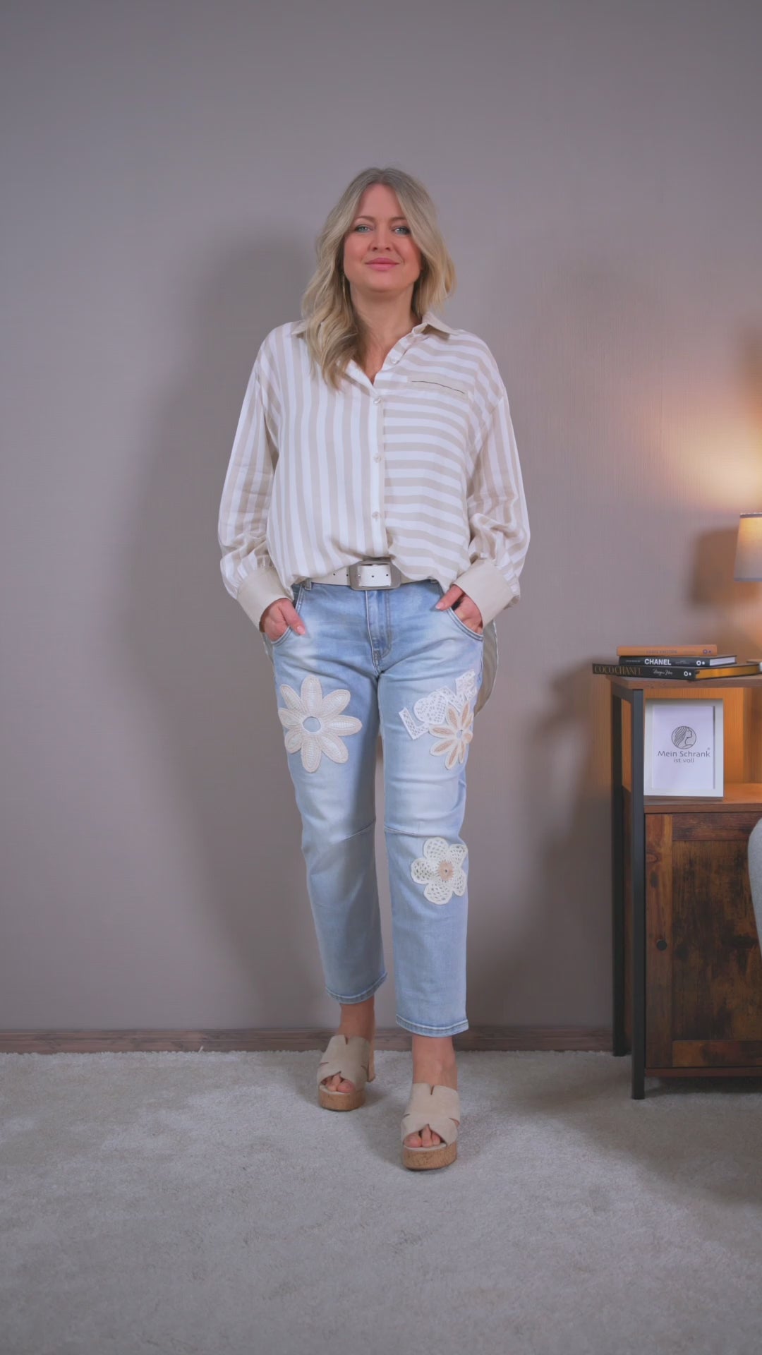 Video laden: Gestreifte Bluse mit Hemdkragen, creme/beige