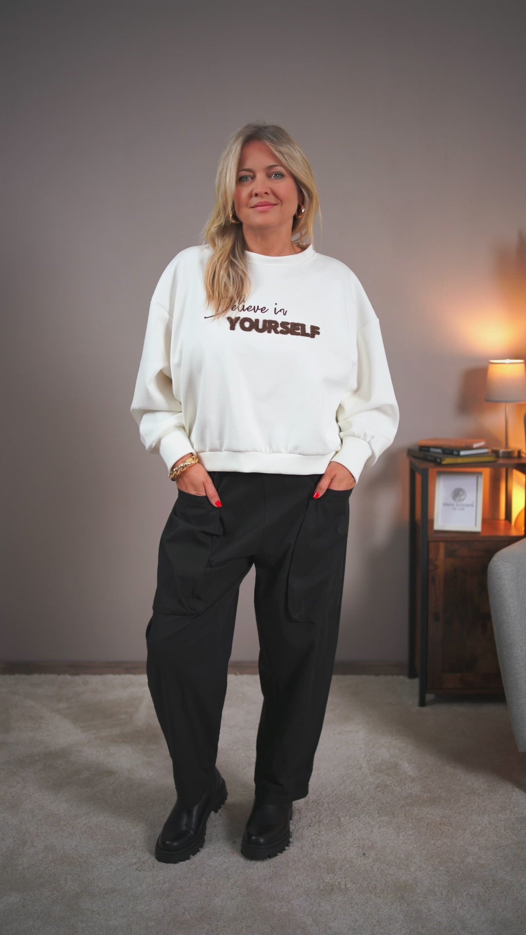 Video laden: Sweatshirt mit Stickerei, off-white