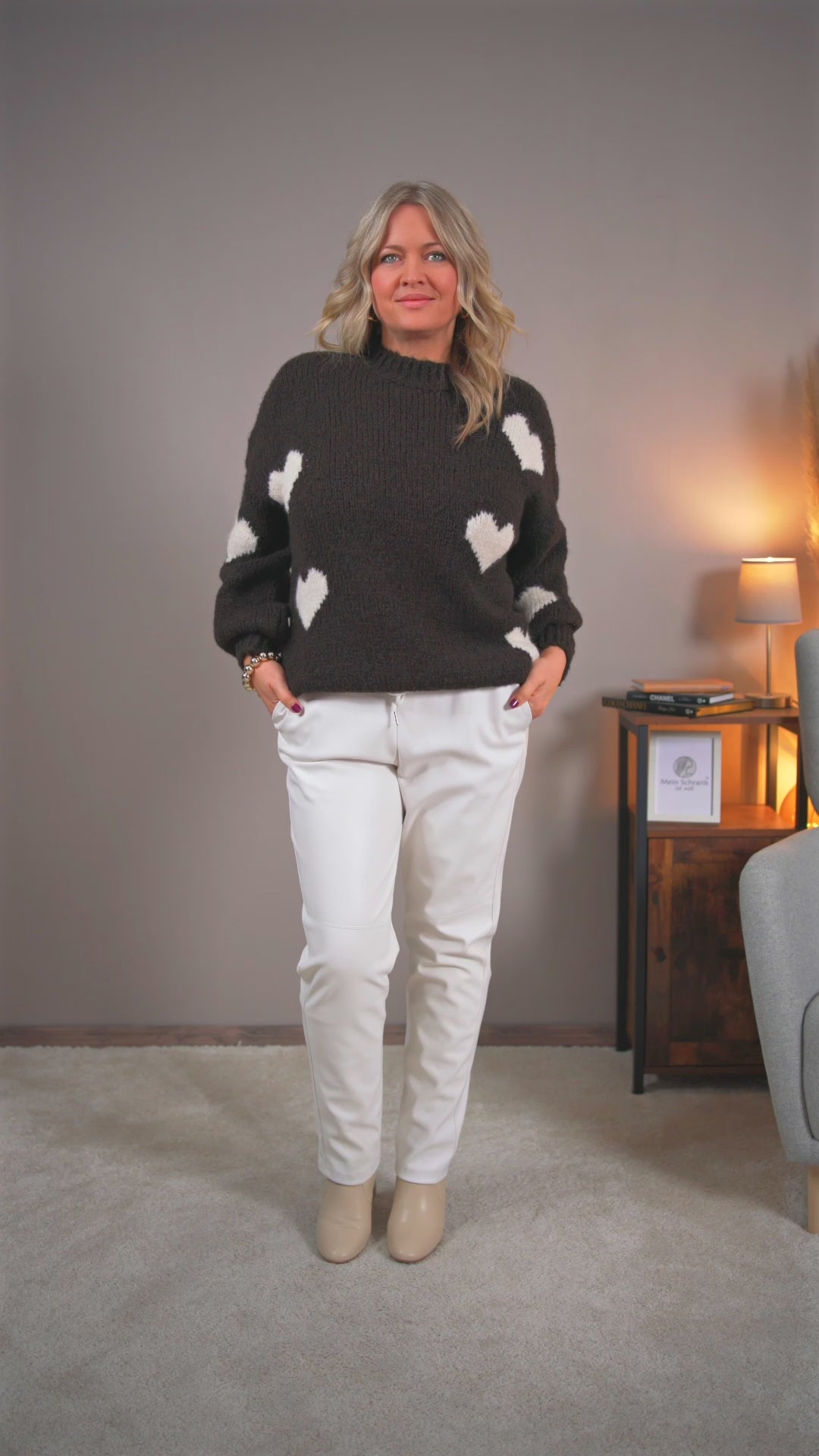 Video laden: Strickpullover mit Herz-Details, braun/creme