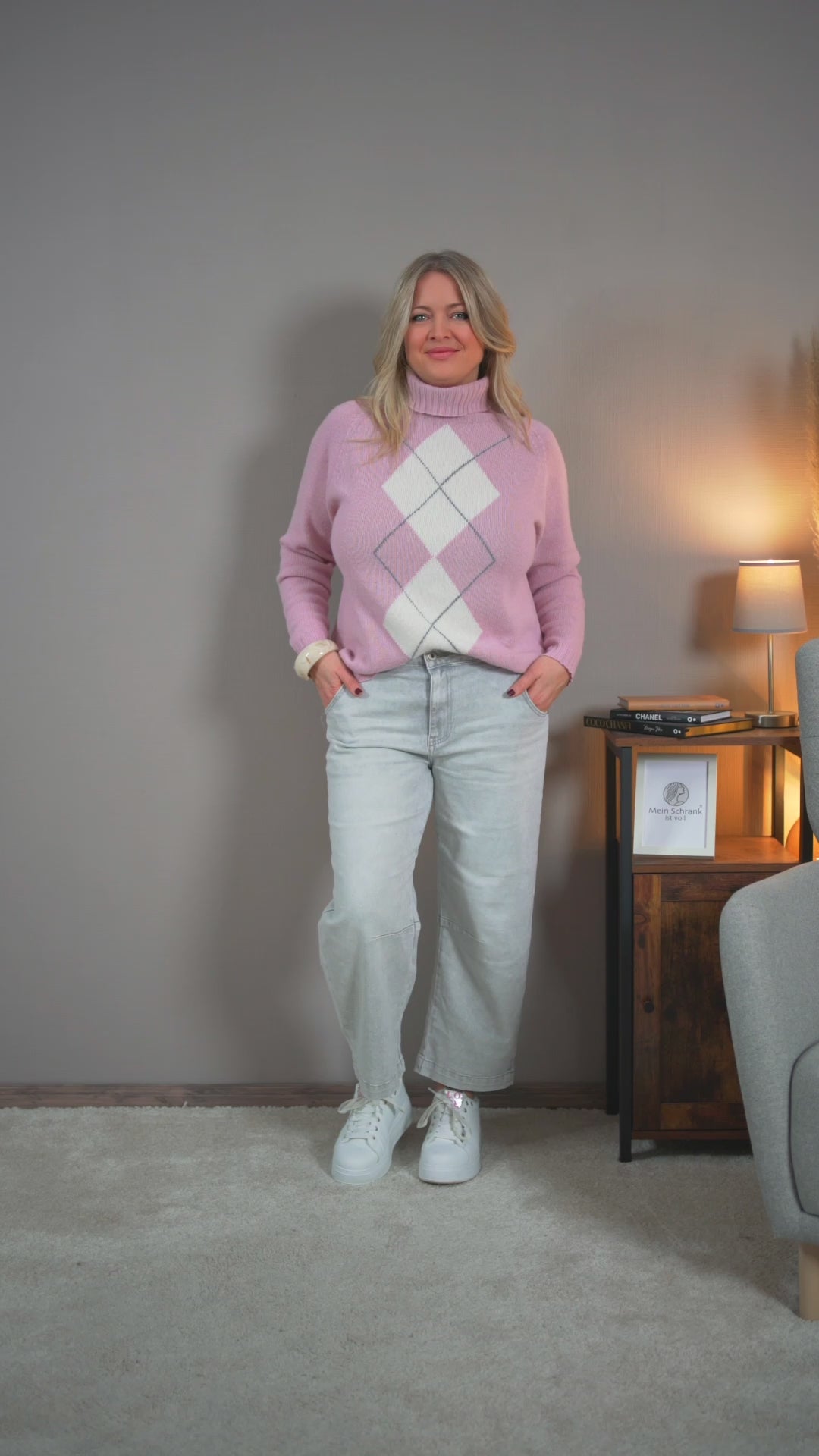 Video laden: Jeans mit leicht zulaufenden Schnitt, hellgrau