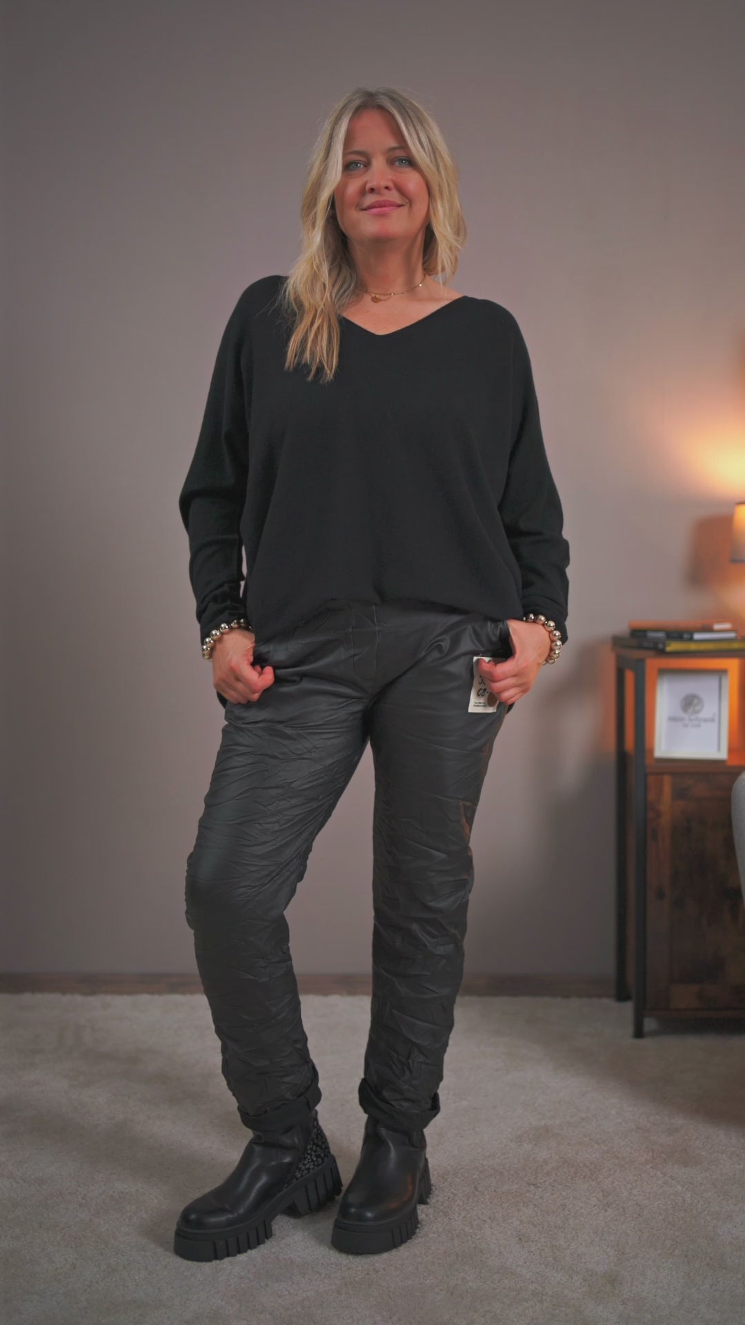 Feiner Strickpullover mit V-Ausschnitt, schwarz