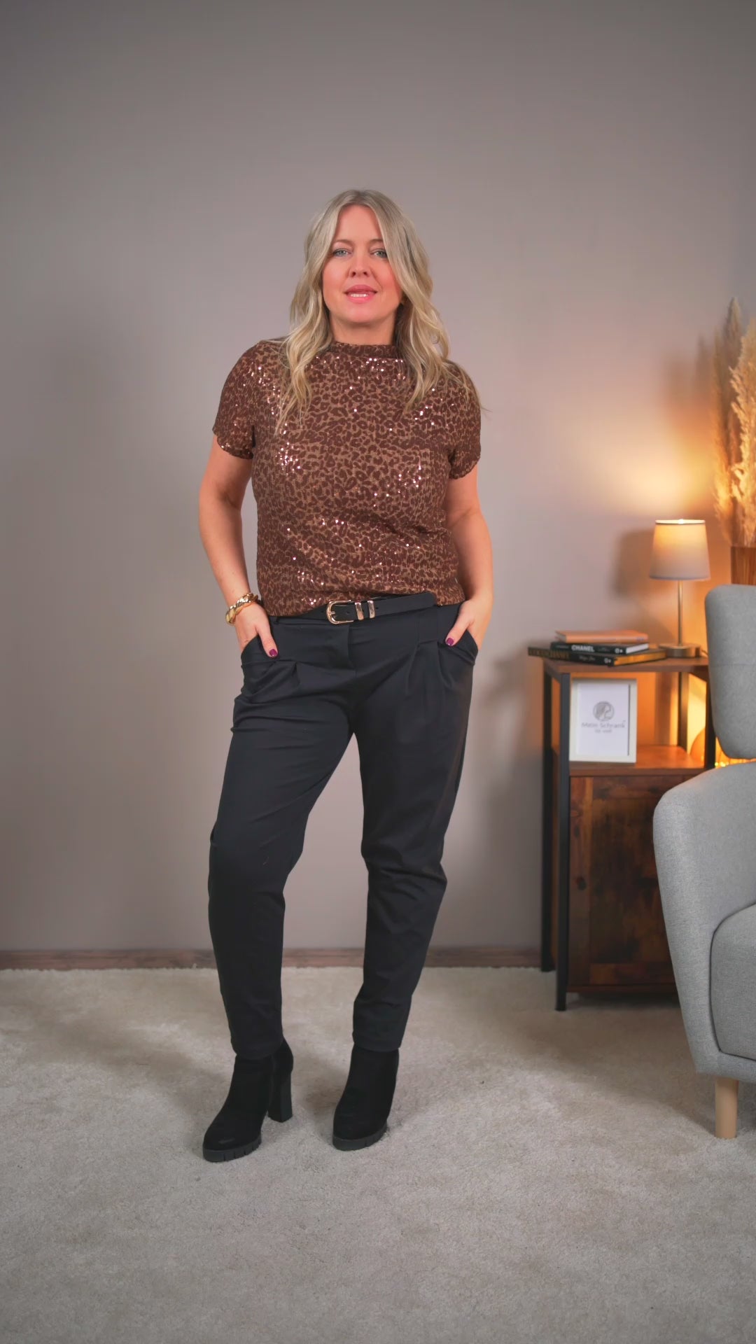 Video laden: Paillettenshirt, braun