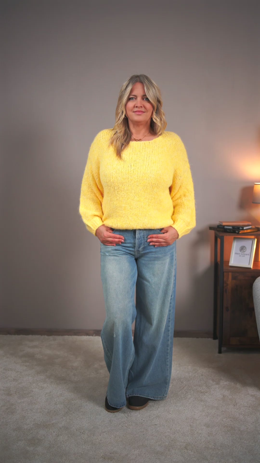 Video laden: Kuschliger Strickpullover mit LOVE-Schriftzug, gelb