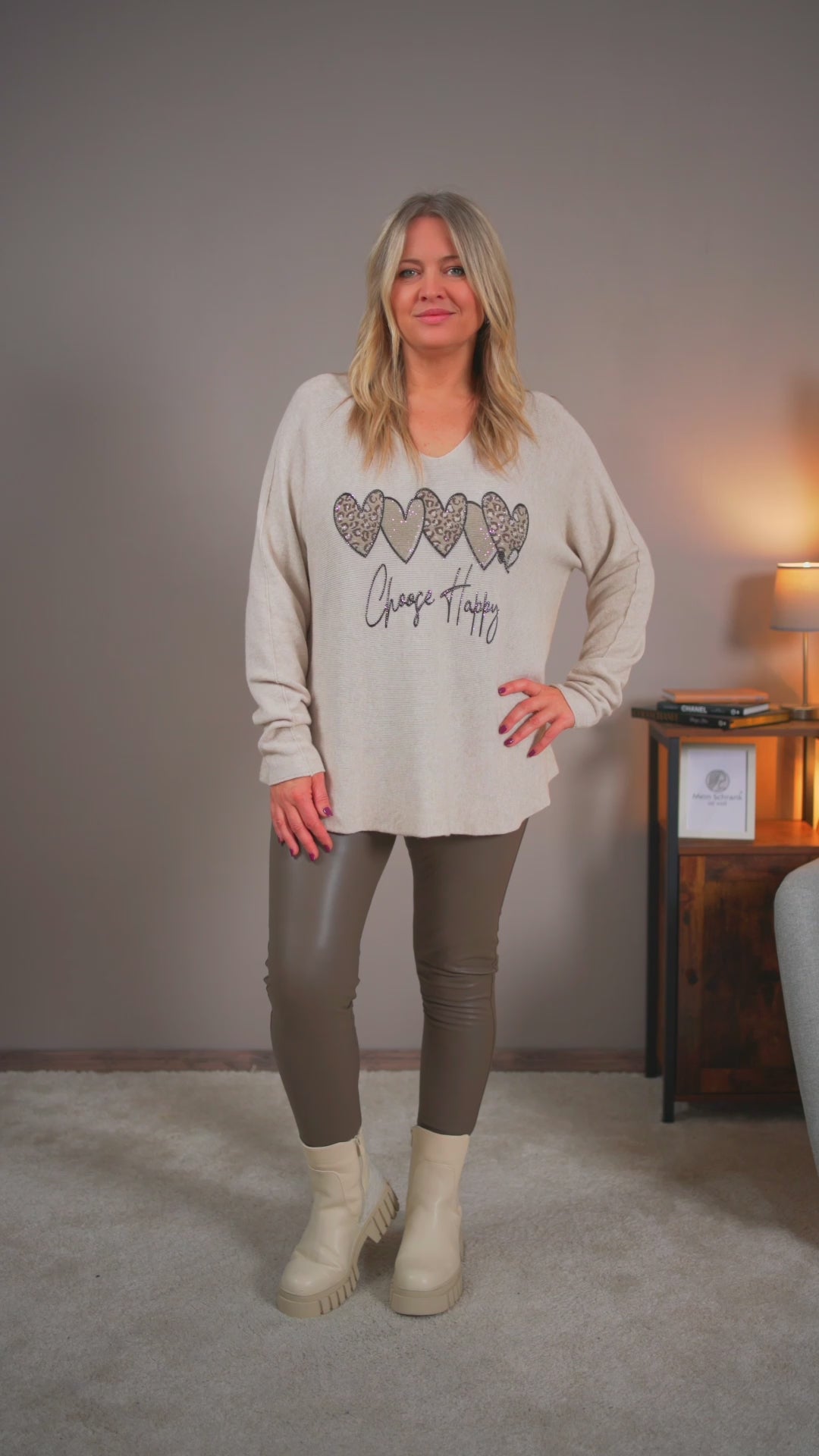Video laden: Feinstrickpullover mit Design, beige