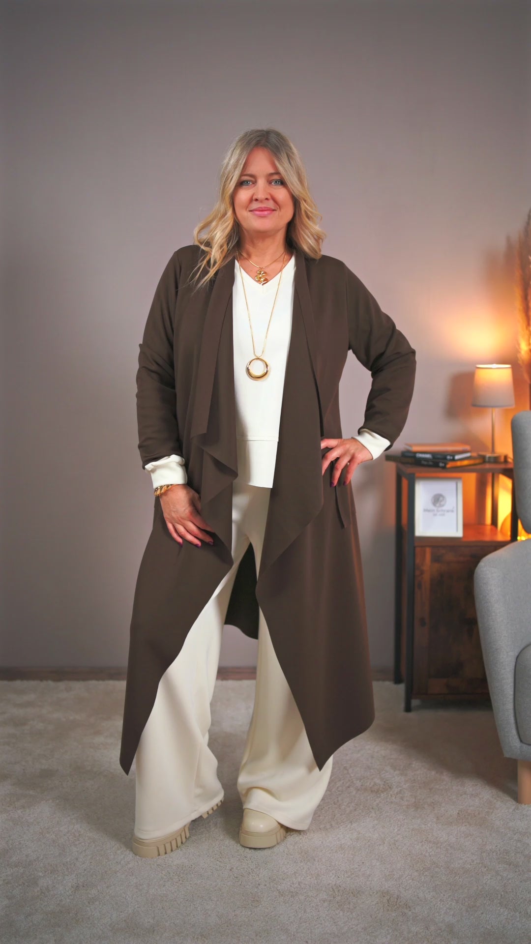Video laden: Langer Cardigan mit Wasserfall-Front, schokobraun