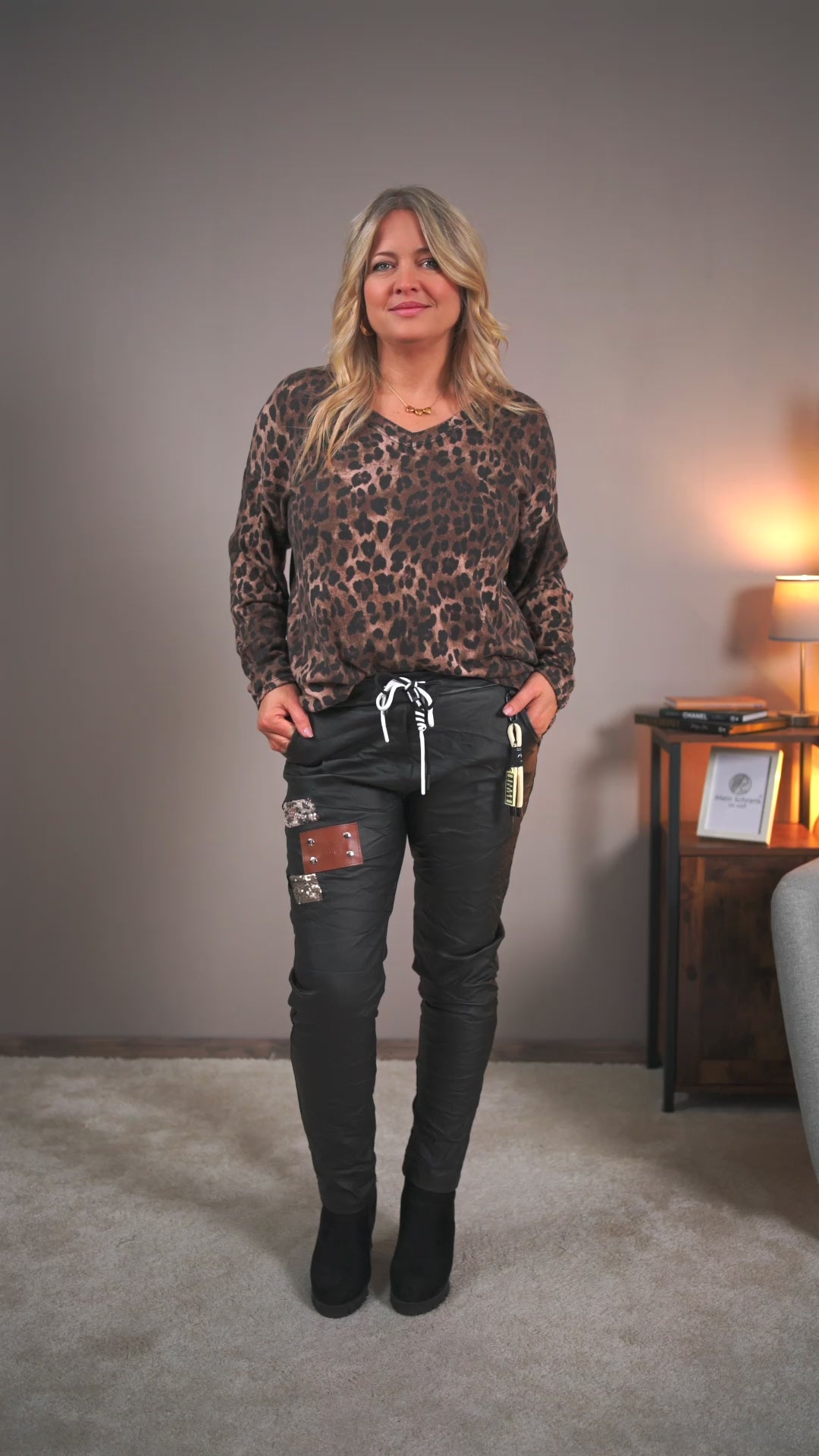 Video laden: Leoprint Shirt mit V-Ausschnitt