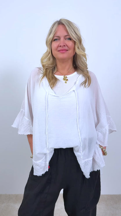 Volant-Bluse mit ausgefransten Saum, weiß
