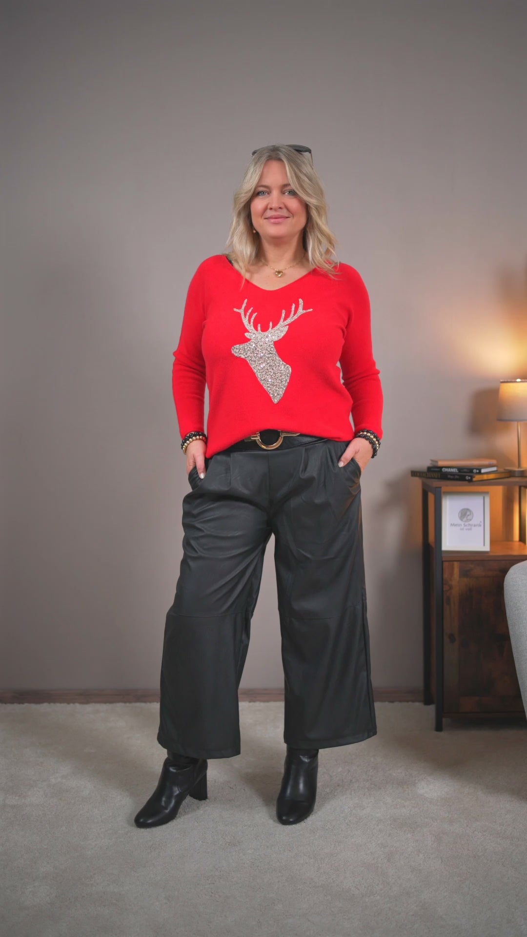 Video laden: Feinstrickpullover mit Glitzer-Hirschmotiv, rot