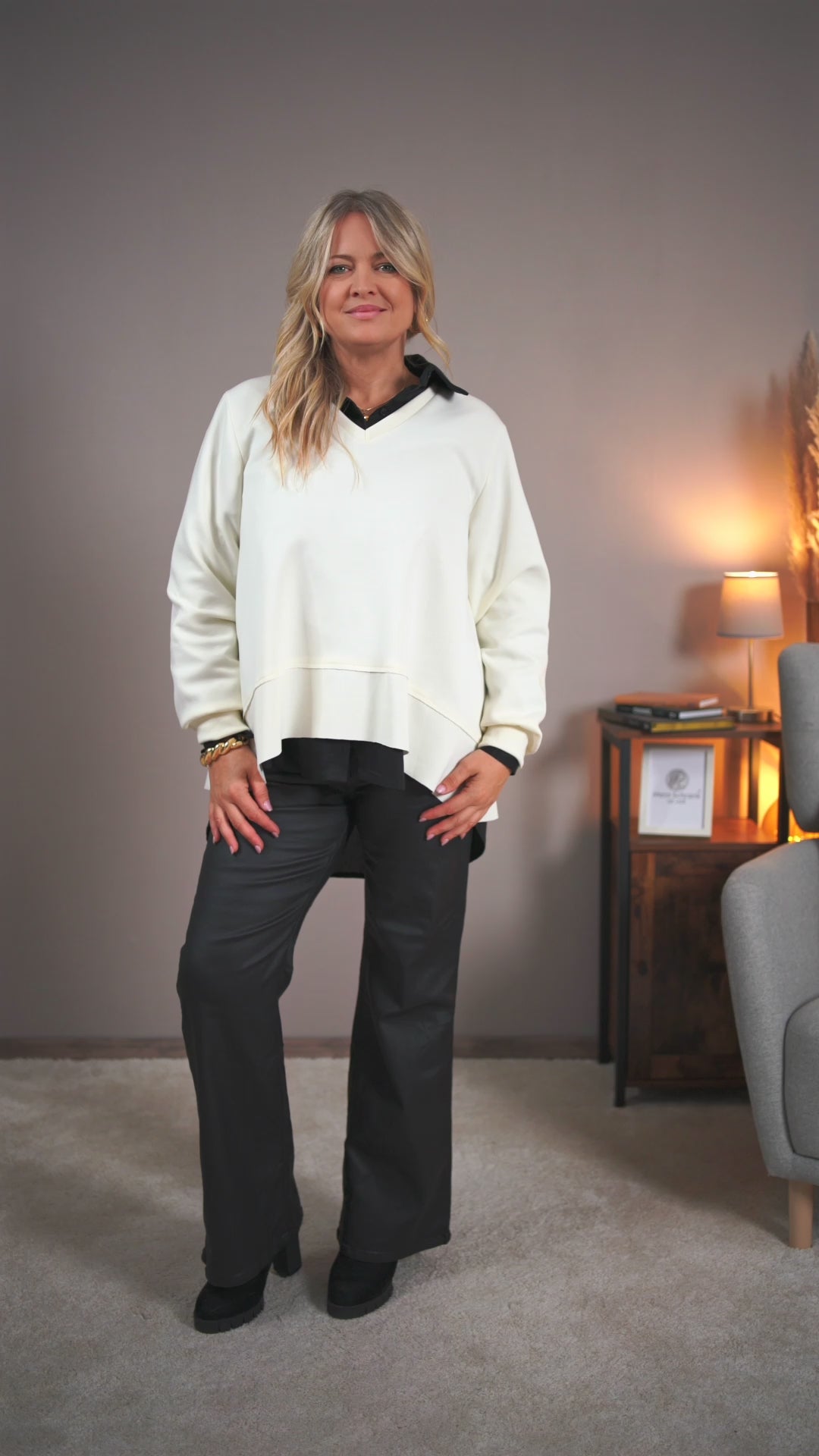 Video laden: Oversize Sweatshirt mit V-Ausschnitt, cremeweiß