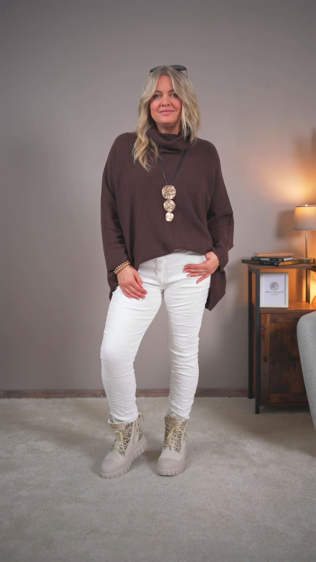 Video laden: Oversize Strickpullover mit Rollkragen, schokobraun