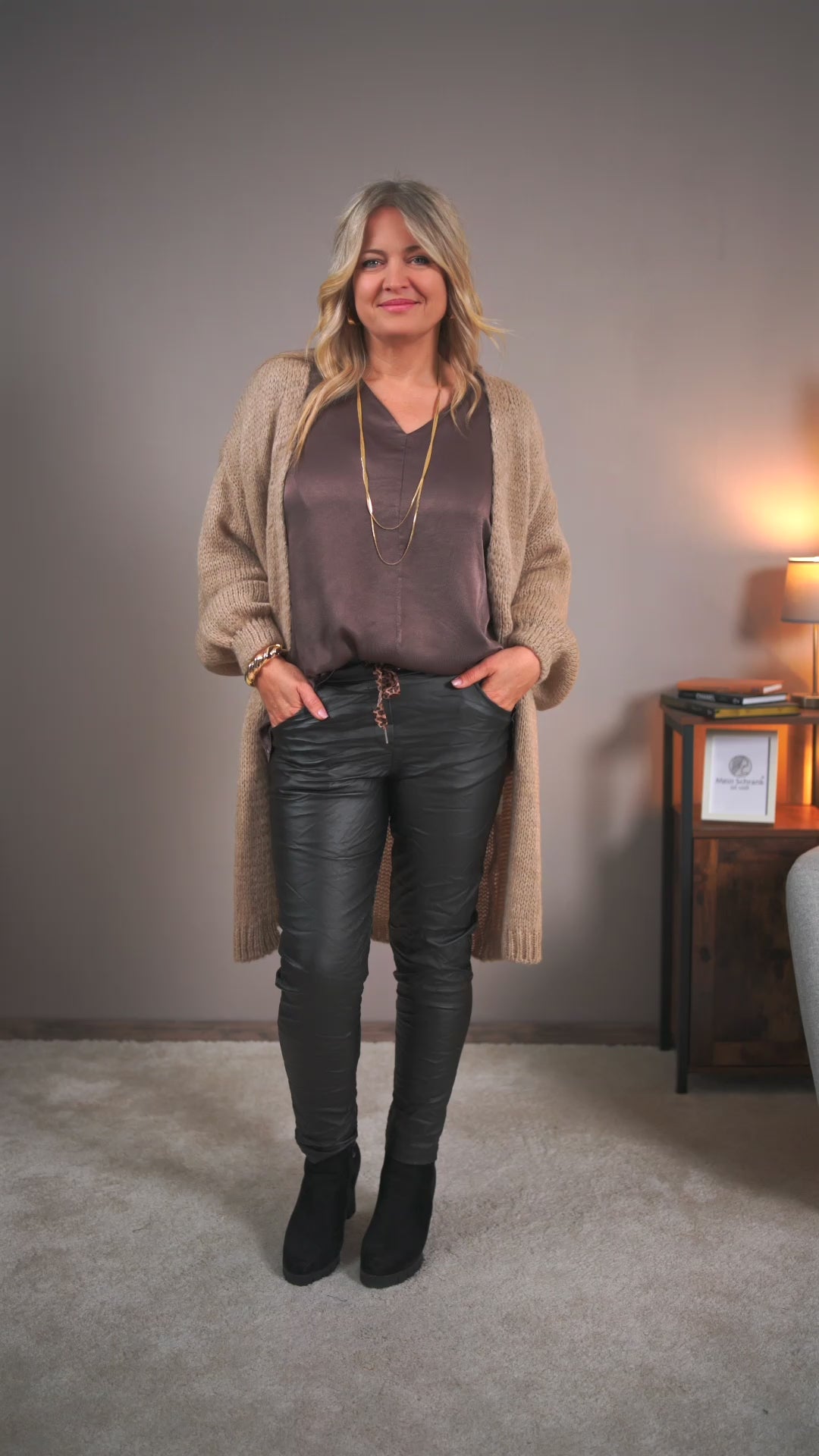 Video laden: Langer Strick-Cardigan mit Statement-Schriftzug, beige