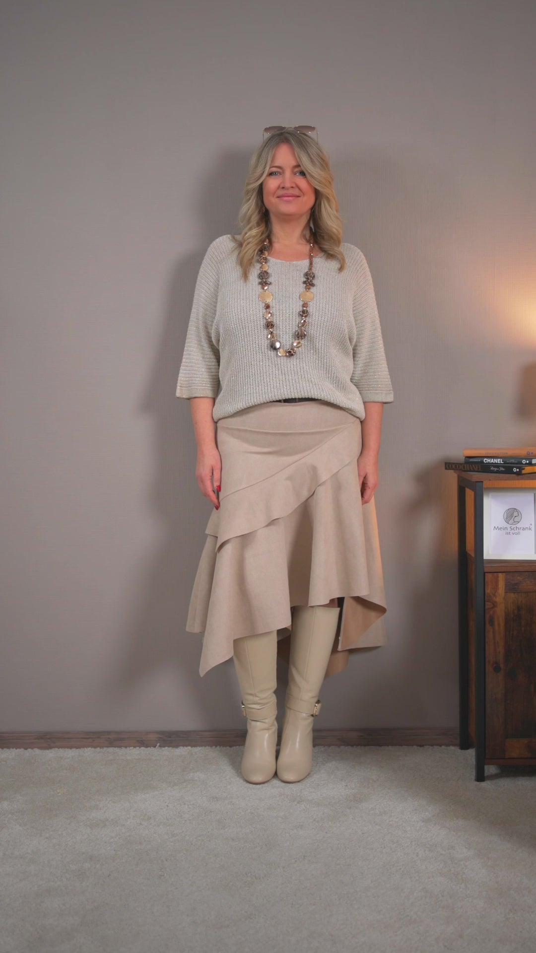 Video laden: Asymmetrischer Rock mit Volant in Veloursleder-Optik, beige