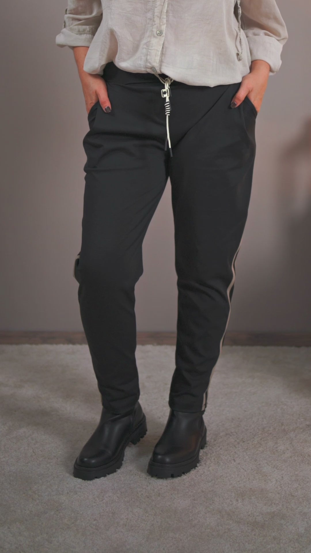 Hose mit Streifen, schwarz