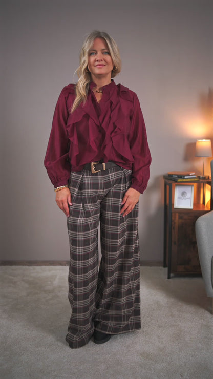 Bluse mit leichten Volants, bordeaux