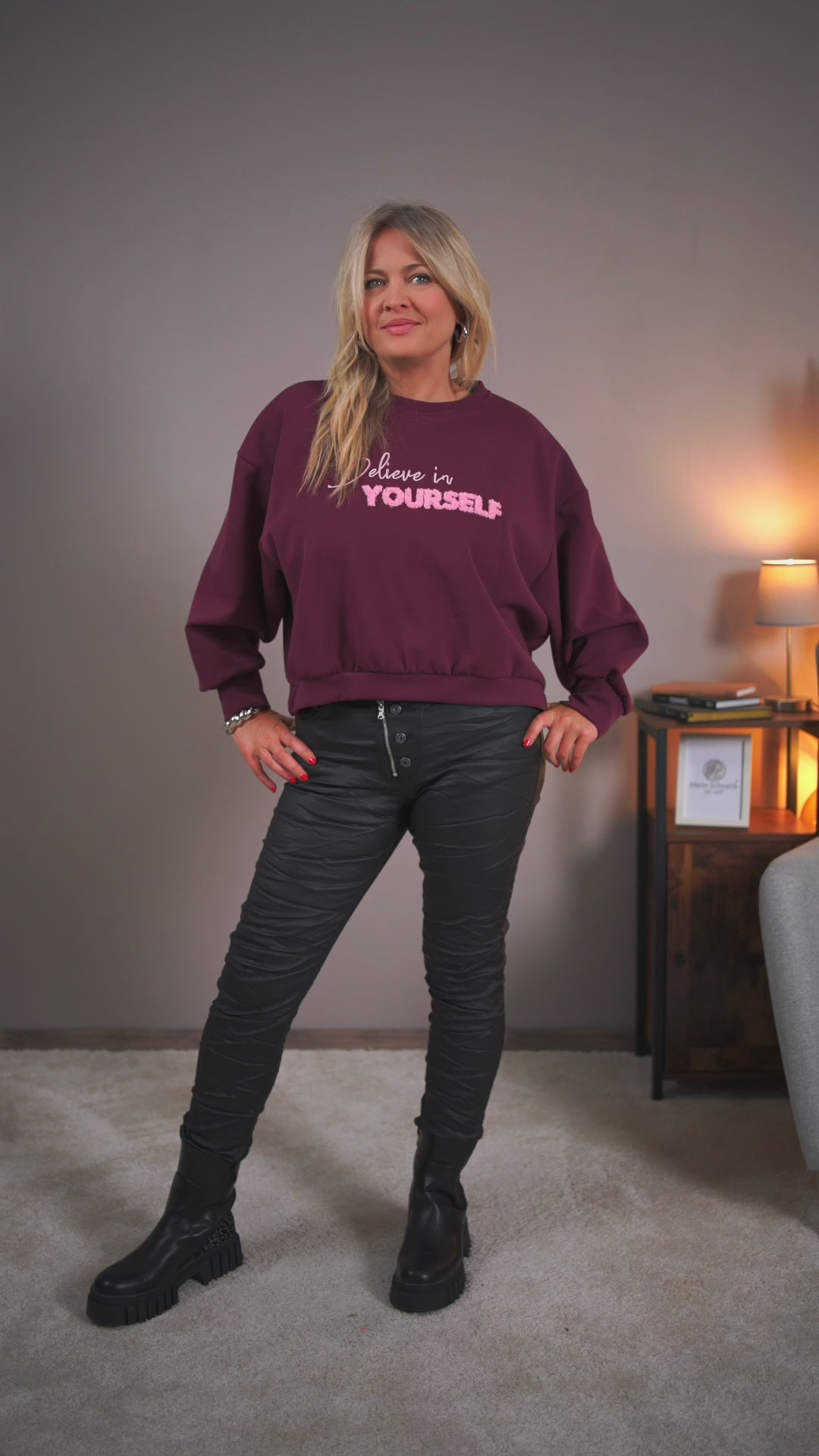 Video laden: Sweatshirt mit Stickerei, bordeaux