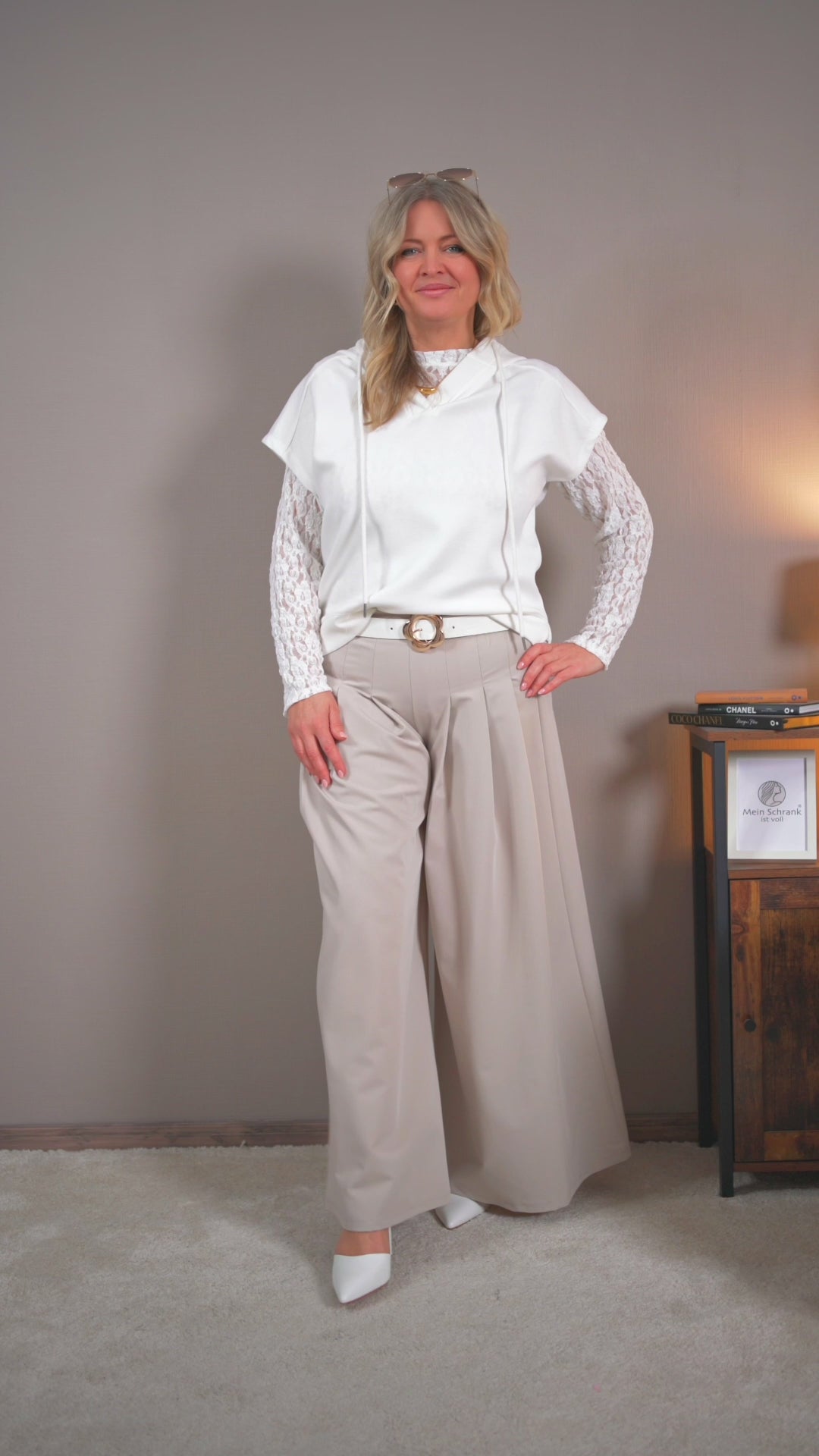 Video laden: Kurzarm-Hoodie mit V-Ausschnitt, off-white