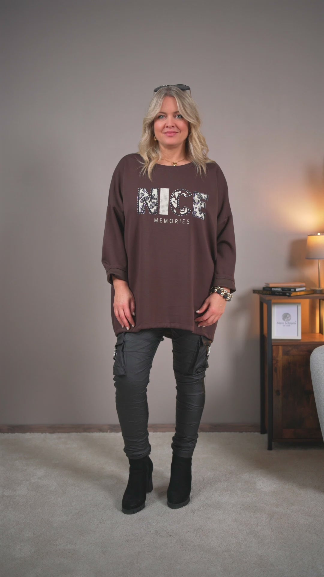 Video laden: Oversize-Pullover mit Print, schokobraun