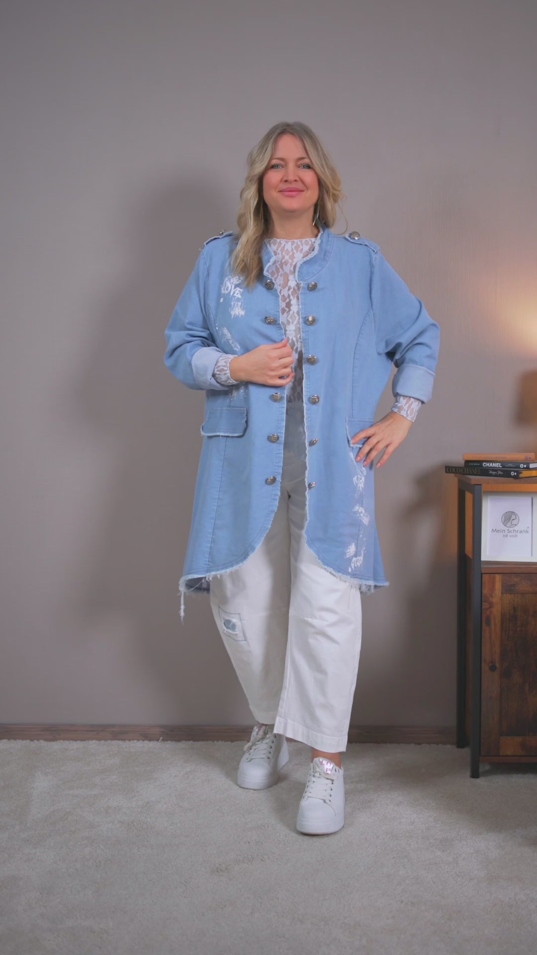 Video laden: Langer Blazer im Jeanslook mit Zierknöpfen, jeansblau
