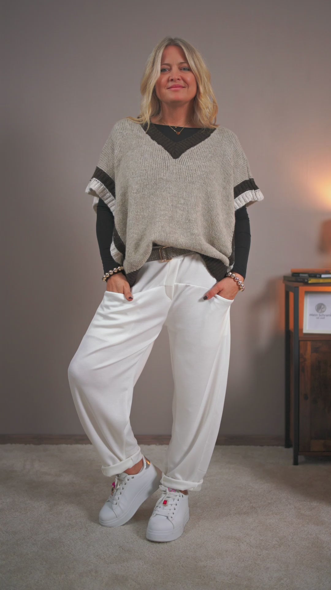 Strickponcho mit V-Ausschnitt, beige