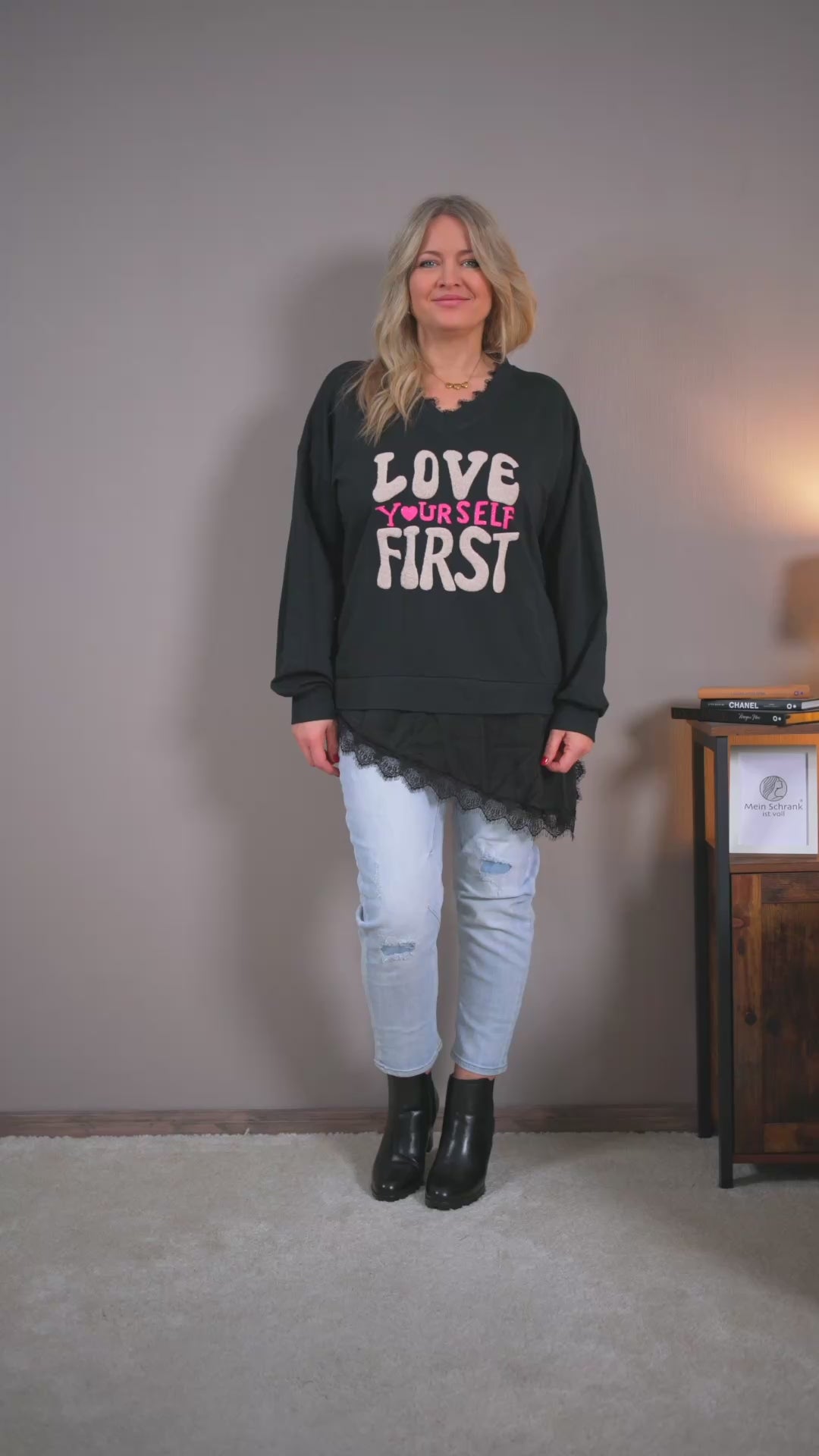 Video laden: Sweatshirt mit Statement-Print, schwarz