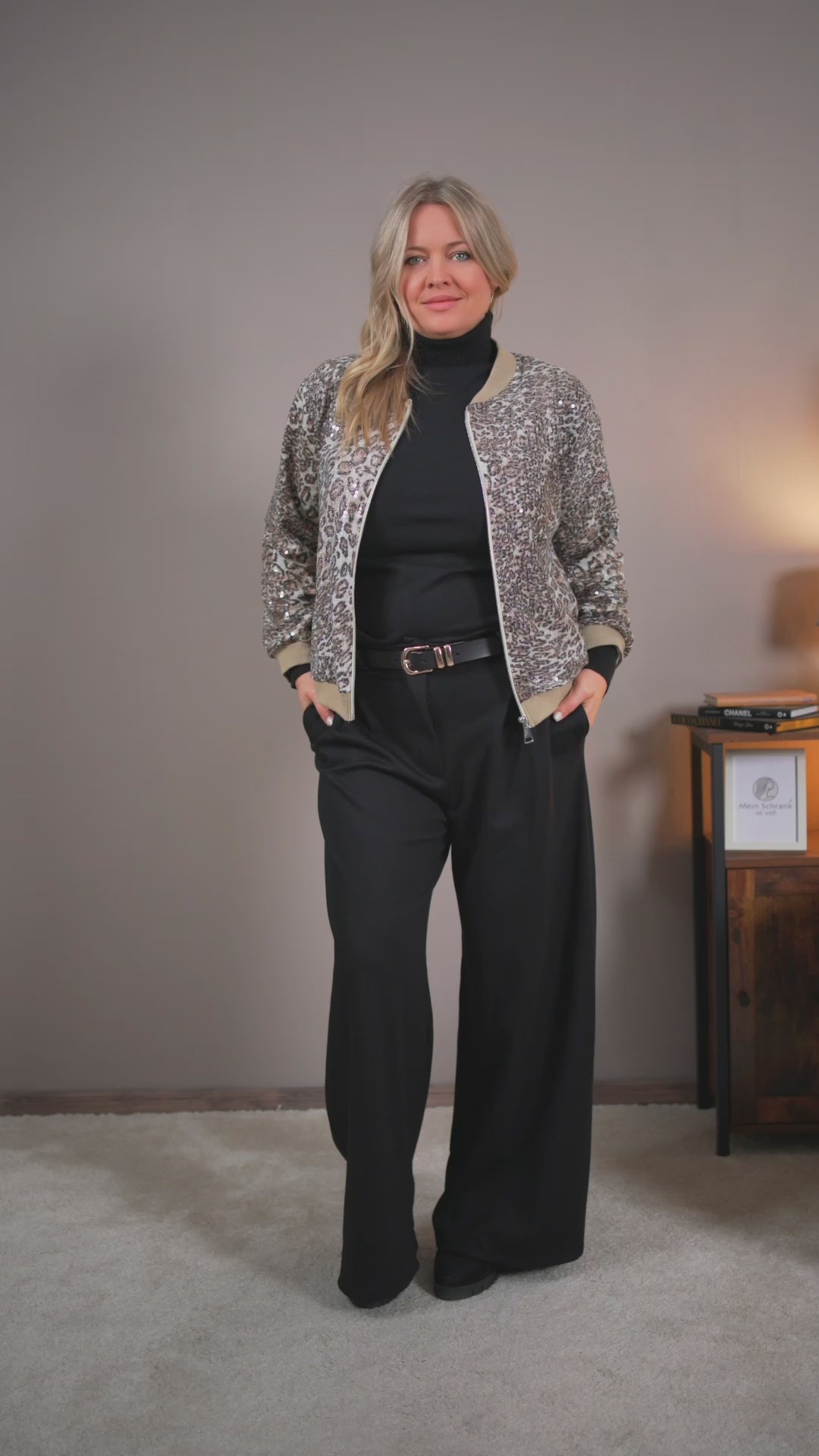 Video laden: Blouson mit Leomuster und Pailletten