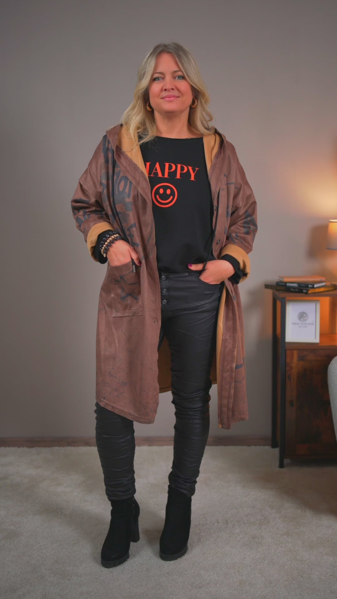 Video laden: Mantel mit Print, braun