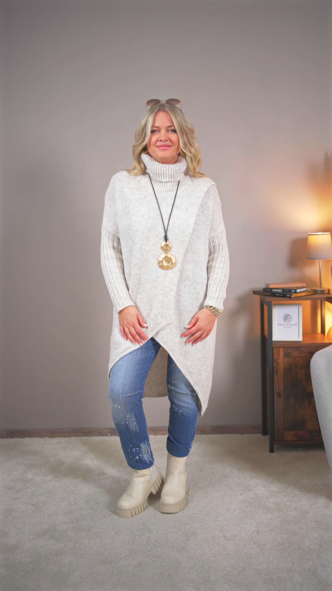 Video laden: Strickpullover im Poncho-Stil, hellbeige