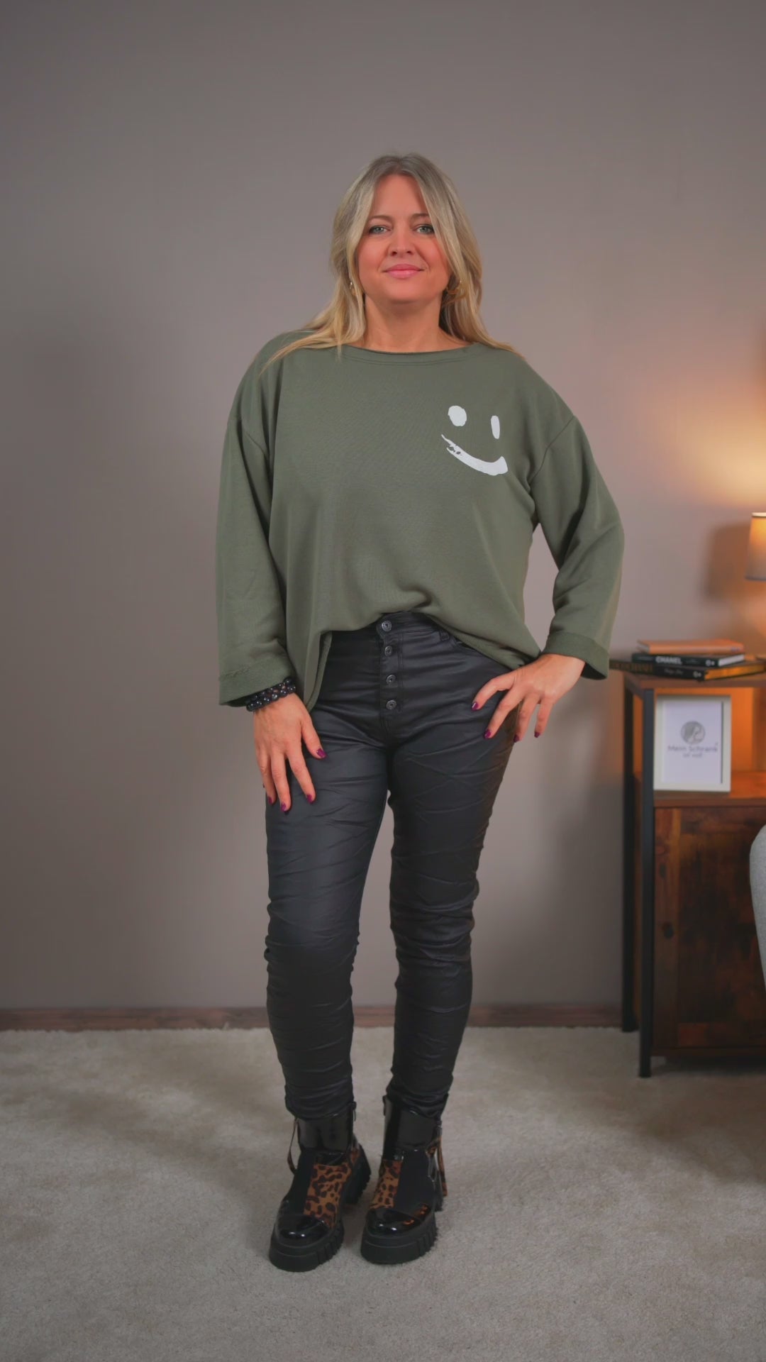 Video laden: Sweatshirt mit Smiley-Print, khaki